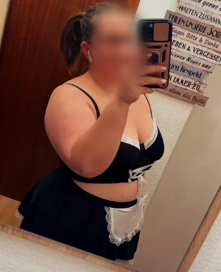 Daniela, 27