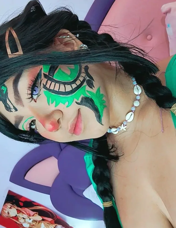 Julia, 25